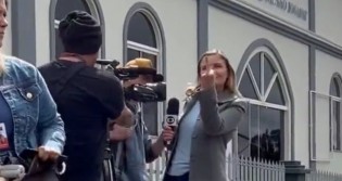 Repórter da Globo perde a compostura e aponta 'dedo do meio' para apoiadores de Bolsonaro (veja o vídeo)