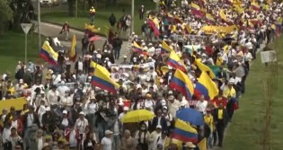 Agora é tarde: Milhares de colombianos vão às ruas 2 meses após a vitória de Petro