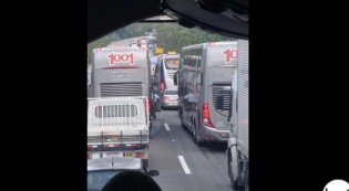 Inconformados, caminhoneiros bloqueiam estradas