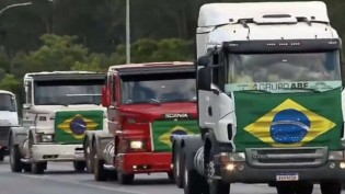 URGENTE: Mais de 100 caminhões chegam a Brasília para se juntar a manifestação (veja o vídeo)