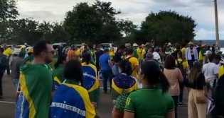 Há quase 40 dias na porta do QG em Brasília, manifestantes aumentam a pressão e vão ao Alvorada para ‘ver’ Bolsonaro (veja o vídeo)