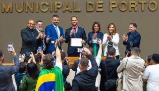 Eduardo Bolsonaro recebe uma das mais importantes honrarias do RS