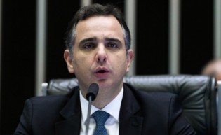 Em estranho ato, ministro do STF entrega a Pacheco proposta para "atualizar" a Lei do Impeachment