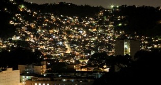 "Motoqueiros do tráfico” descem o morro e tocam terror na madrugada (veja o vídeo)
