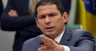 Deputado conhecido por ‘trairagem’ a Bolsonaro faz comparação absurda e se expõe ao ridículo (veja o vídeo)