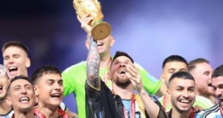 Seleção argentina ignora Fernandez, comemora apenas com a torcida e Messi manda recado para o povo