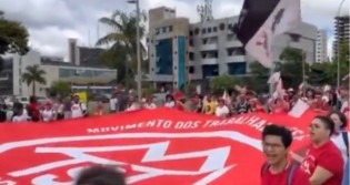 Em vermelho, a visão do "inferno": Ex-presidiário está de volta à "cena do crime" (veja o vídeo)