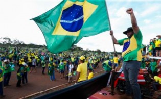 O povo unido jamais será vencido! O patriotismo nunca esteve tão forte...