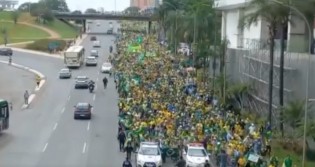 As impressionantes imagens do povo, momentos antes da invasão ao Congresso Nacional (veja o vídeo)