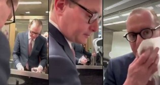 Dentro de banheiro, homem enquadra advogado de Lula que atônito permanece emudecido (veja o vídeo)