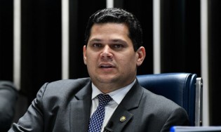 Estranhamente, Alcolumbre gasta R$ 343 mil com advogado e mantém sigilo sobre serviço