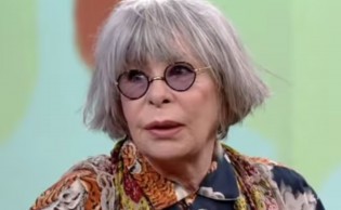 Irreconhecível, Rita Lee é internada