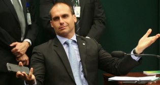 Eduardo Bolsonaro chama deputados petistas de 'larápios' e toca fogo em discussão sobre CPMI do 8 de janeiro (veja o vídeo)