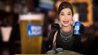 AO VIVO: Guerra Cultural... Empresa de cerveja escolhe garota propaganda trans e perde bilhões de dólares (veja o vídeo)