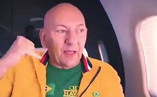Longe da política, Hang é alvo do TSE, mas responde com firmeza