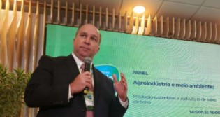 CEO da John Deere defende o agro brasileiro e afirma que país alimenta o mundo e será "cada vez mais importante" (veja o vídeo)