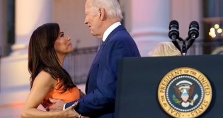 De novo, Biden se faz de bobo e coloca a mão onde não devia (veja o vídeo)