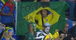Ao vivo, Globo é surpreendida com protesto contra o ex-presidiário em jogo da seleção