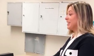 Daniela Lima chega na Globo, tremenda 'saia justa' acontece e vídeo viraliza (veja o vídeo)