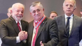 Deputado petista do caso dos 'dólares na cueca' é homenageado pela Marinha do Brasil