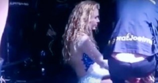 Famosa cantora vive drama, passa mal no palco e pausa a carreira por tempo indeterminado