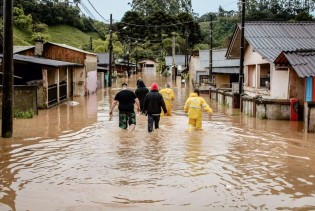 Caos em SC: Moradores ilhados e mais de 10 rodovias interditadas (veja o vídeo)