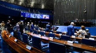 Em discurso contra drogas e aborto, senador se despede do Congresso