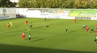 Jogador de seleção sofre infarto e morre no gramado (veja o vídeo)
