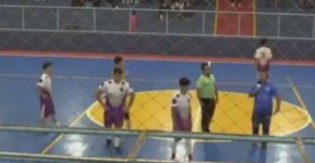 Jogador de apenas 18 anos morre durante partida de futsal (veja o vídeo)