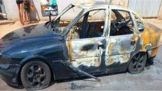 Mulher destrói veículo, após descobrir e expor na internet traição envolvendo o marido e o seu próprio pai