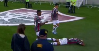 Jogador comemora gol de forma inusitada com estranha "homenagem" a ex-jogador que foi assaltado (veja o vídeo)