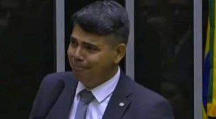 Muito abalado, deputado agredido por petista sobe na tribuna e não consegue segurar as lágrimas (veja o vídeo)