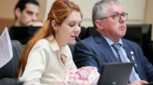 Com filha de apenas 13 dias no colo, deputada sofre ameaças de sindicalistas (veja o vídeo)
