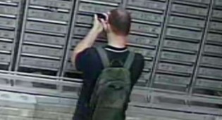 Homem vai até residência de jornalista, age de forma suspeita e é flagrado pelas câmeras