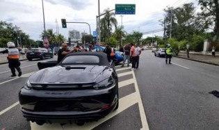 Bandidos tentam roubar Porsche, mas são surpreendidos por motorista armado e se dão mal (veja o vídeo)