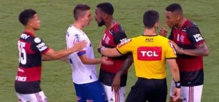 Jogador do Flamengo é internado às pressas