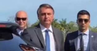 Sob clima de tensão, Bolsonaro chega à sede da Polícia Federal