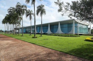 URGENTE: Carro tenta invadir Palácio da Alvorada, leva tiros, mas estranhamente consegue fugir