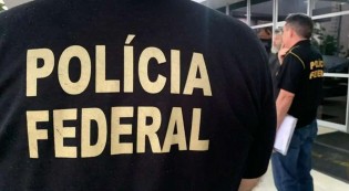 PF a serviço da causa de Lula deixa empreender fuga carro com os pneus furados