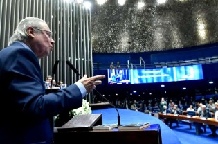 Dirceu participa de ato no Senado por uma alegada "defesa da democracia". Agora tudo faz sentido...