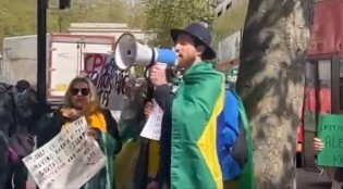Brasileiros fazem manifestação em Londres no hotel onde Moraes está hospedado e pedem impeachment (veja o vídeo)