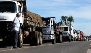 Caminhoneiros têm até amanhã (30) para se adaptar a nova lei ou podem perder a carteira