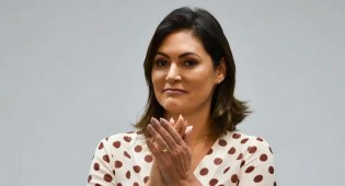 Michelle Bolsonaro planeja traduzir a Bíblia Sagrada para Libras e se engajar em projetos sociais