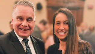 Juíza exilada reaparece nos EUA ao lado do homem que intimou Moraes e manda um “recado” ao Brasil