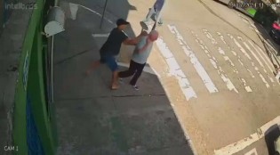 Homem rouba celular de idoso e na fuga é tragicamente atropelado por ônibus (veja o vídeo)