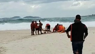 Mar invade pistas no Leblon no Rio de Janeiro (veja o vídeo)