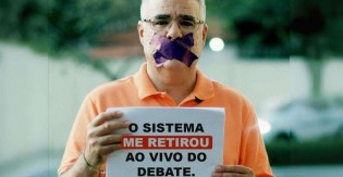 Juiz muda de ideia e determina expulsão de senador de debate