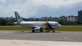 Avião de Lula pousa no México