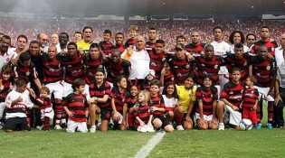 Justiça ordena despejo de conhecido ex-jogador do Flamengo e família de mansão no Rio