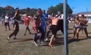 Goleiro Bruno volta aos gramados e leva voadora em confusão no jogo (veja o vídeo)